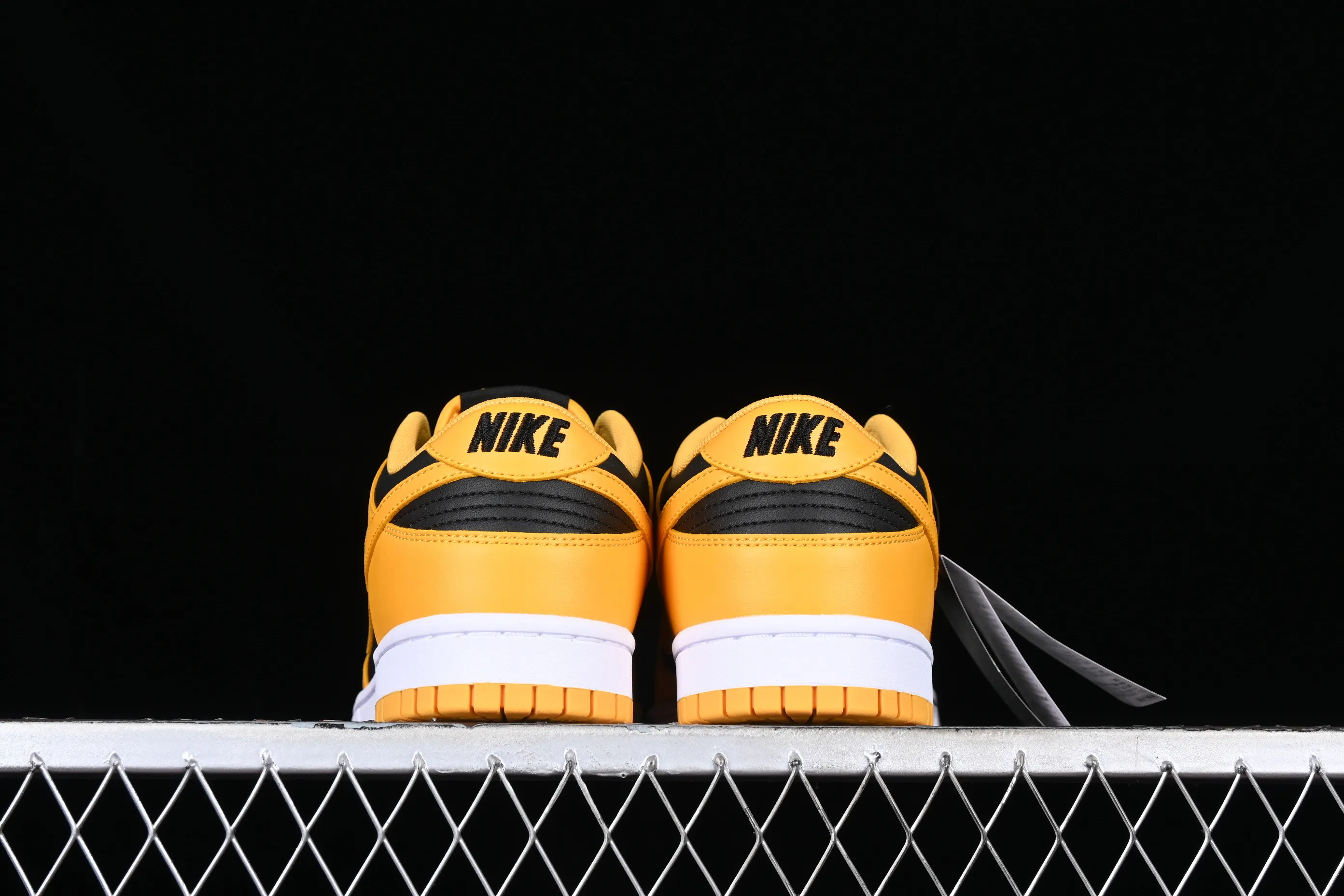 All Categories Nk SB Dunk Series Nk SB Dunk Low Low-top Sneakers Nk Dunk Low "Goldenrod" Black and Yellow University of Iowa SB Smashing Backboard Fashion Casual Sneakers DD1391-004